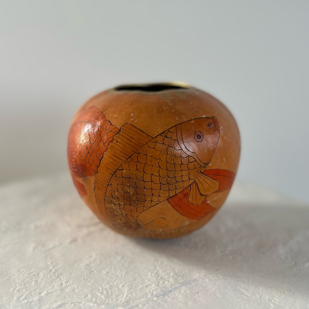 GORGEOUS VINTAGE ONE OF A KIND HAND-PAINTED GOURD W/ ORANGE/GOLD KOI FISH DESIGN - Picture 3 of 10